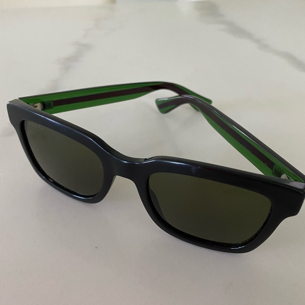 Like new black with green/red arms Gucci sunglasses GG0001S
